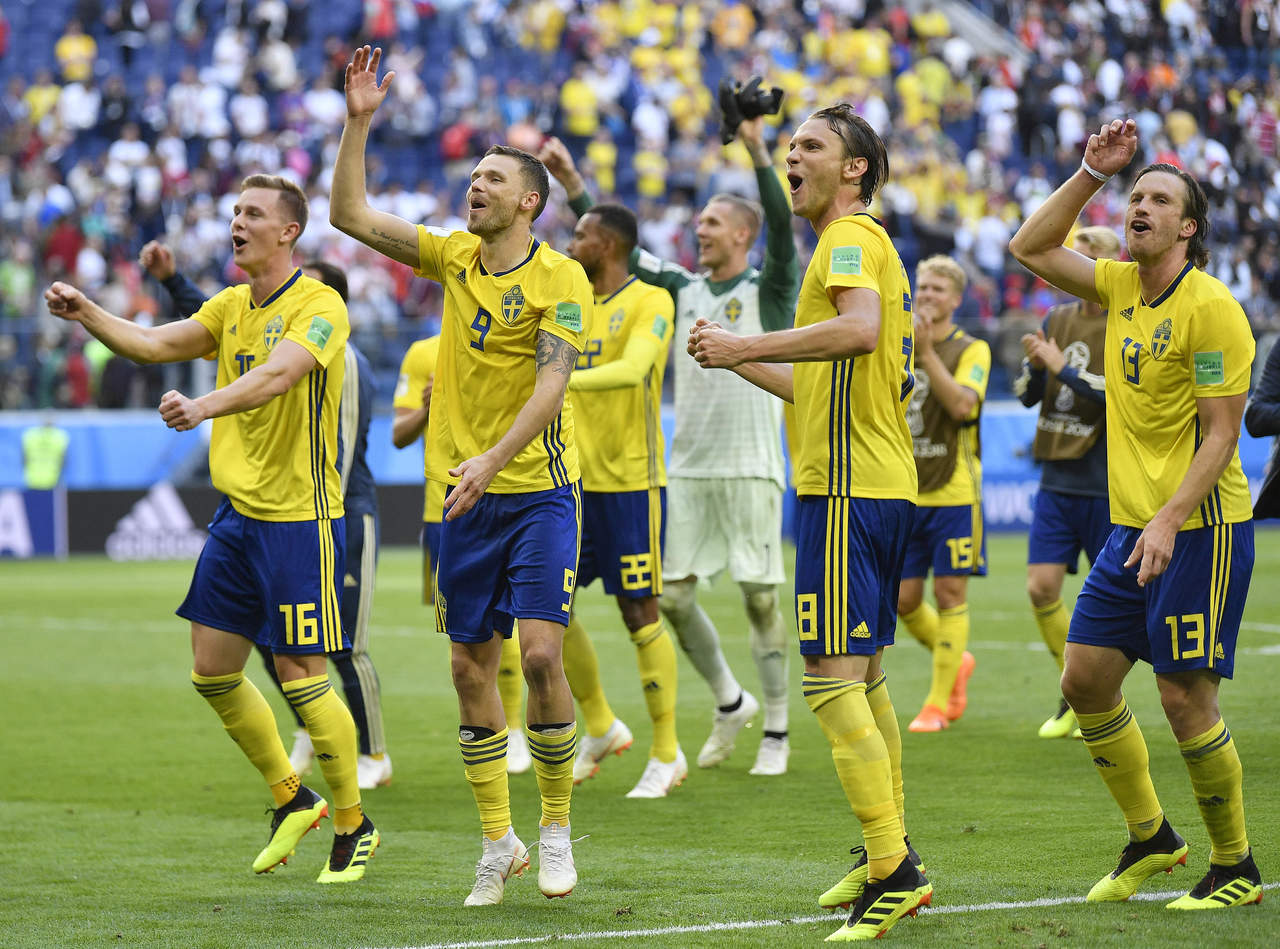 Jugadores de Suecia causaron una multa para su federación por utilizar unas medias no autorizadas por la FIFA durante la Copa del Mundo.