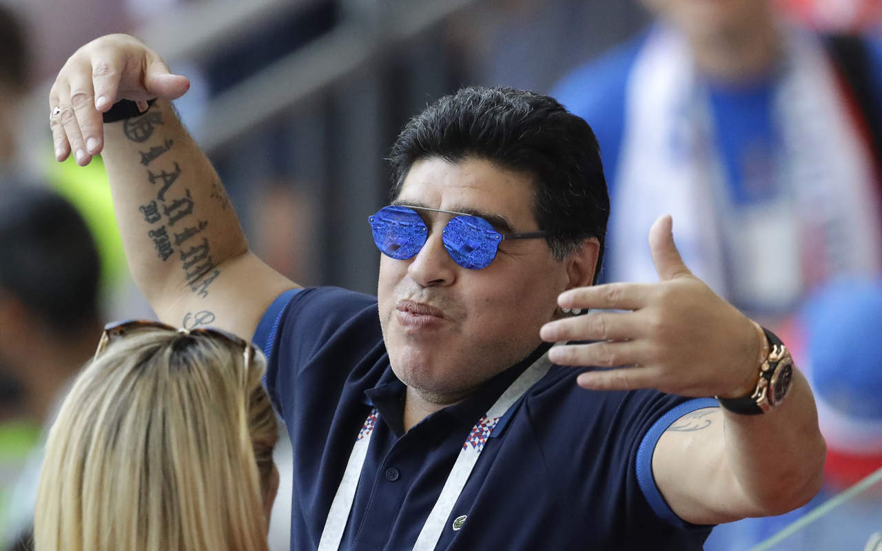 Diego Maradona saluda al público durante el partido entre Francia y Argentina por los octavos de final del Mundial en Kazán, Argentina, el 30 de junio. (AP)