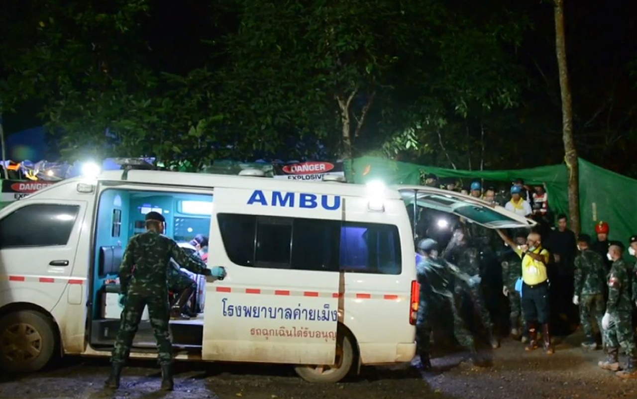 Los nuevos liberados se suman a los ocho chicos rescatados el domingo y el lunes y que permanecen ingresados en el hospital provincial de Chiang Rai, donde no se les ha detectado problemas graves tras una evaluación de salud. (EFE) 


