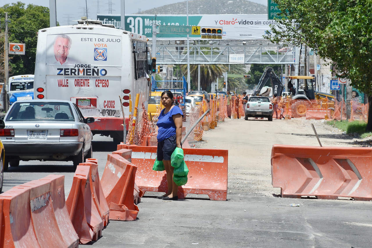 Las obras de acondicionamiento del carril de la ruta troncal del sistema de transporte metropolitano (Metrobús) iniciaron en Torreón en noviembre de 2016. (FERNANDO COMPEÁN) 
