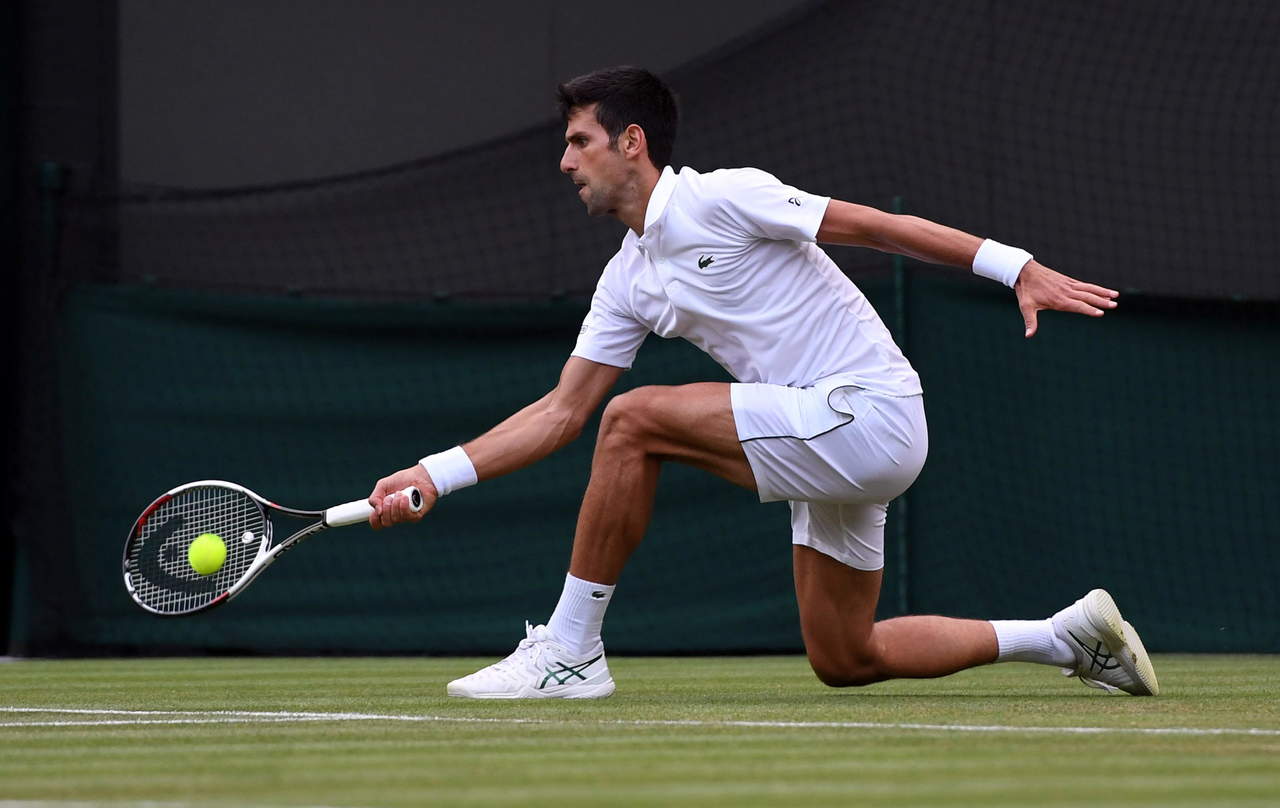 Novak Djokovic venció fácilmente 6-4, 6-2, 6-2 a Karen Khachanov y sigue sin perder un set en Wimbledon. (EFE)