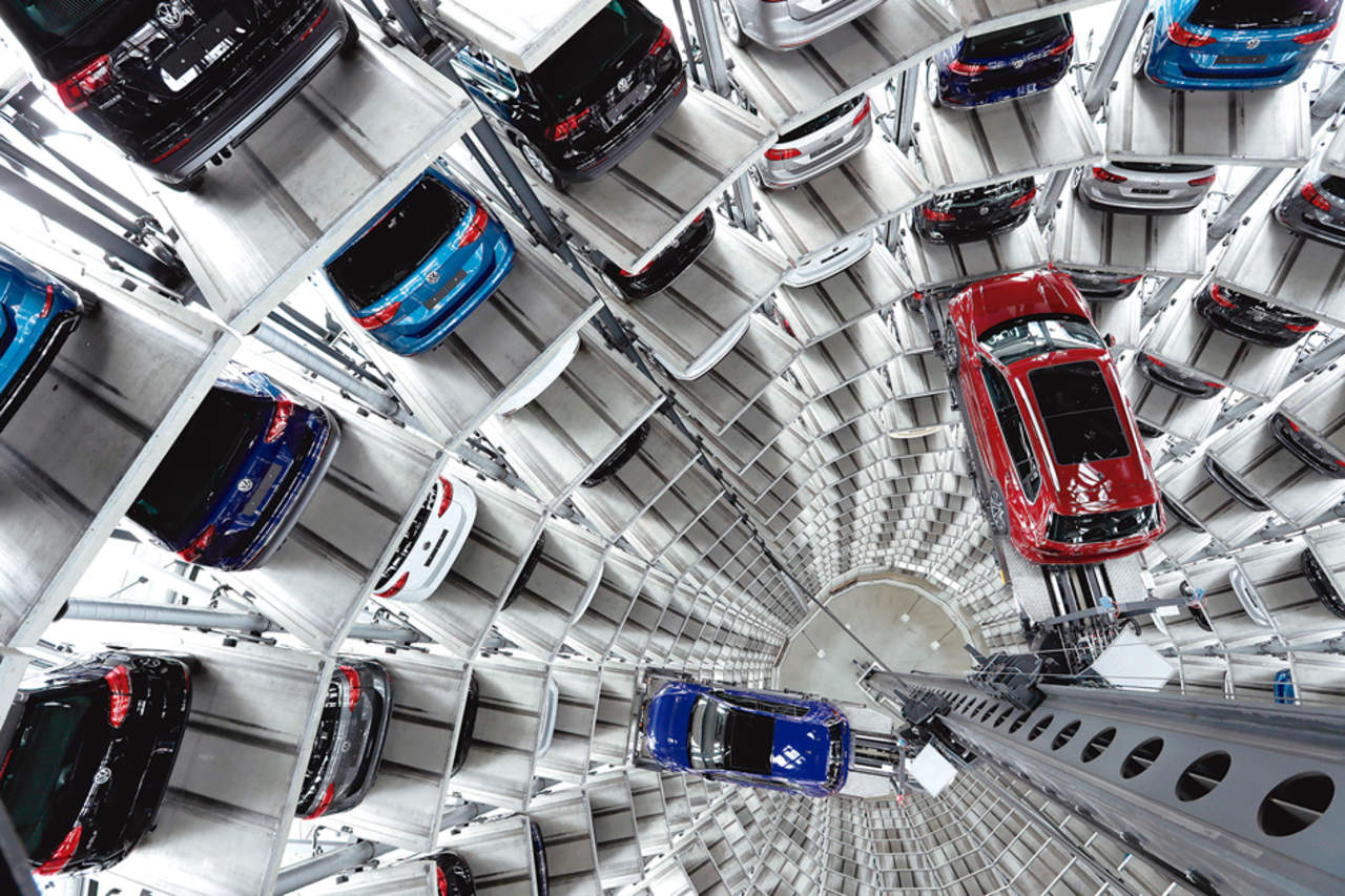 Automóviles Volkswagen son levantados dentro de una torre de distribución de la compañía en Wolfsburg, Alemania. Foto: AP/Michael Sohn