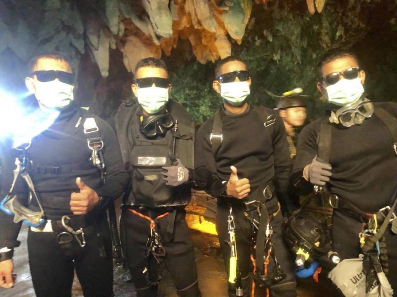 Héroes. Estos son los últimos cuatro buzos seals de la marina tailandesa que salieron sanos y salvos después de completar la misión de rescatar en una cueva donde 12 chicos y su entrenador de futbol han quedado atrapados desde el 23 de junio en Mae Sai. (AP)