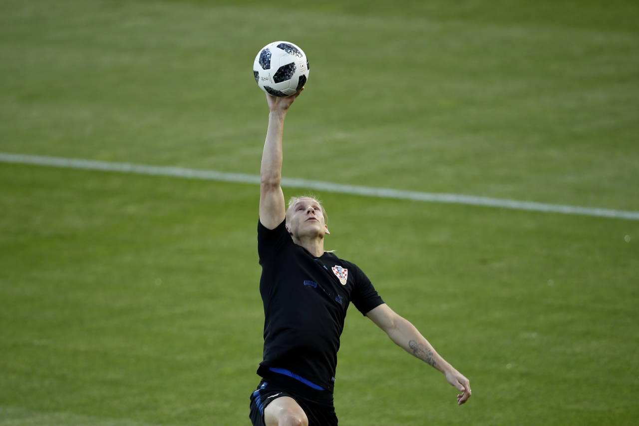 Domagoj Vida, de la selección de Croacia, atrapa un balón durante un entrenamiento en el estadio Luzhniki. (AP)