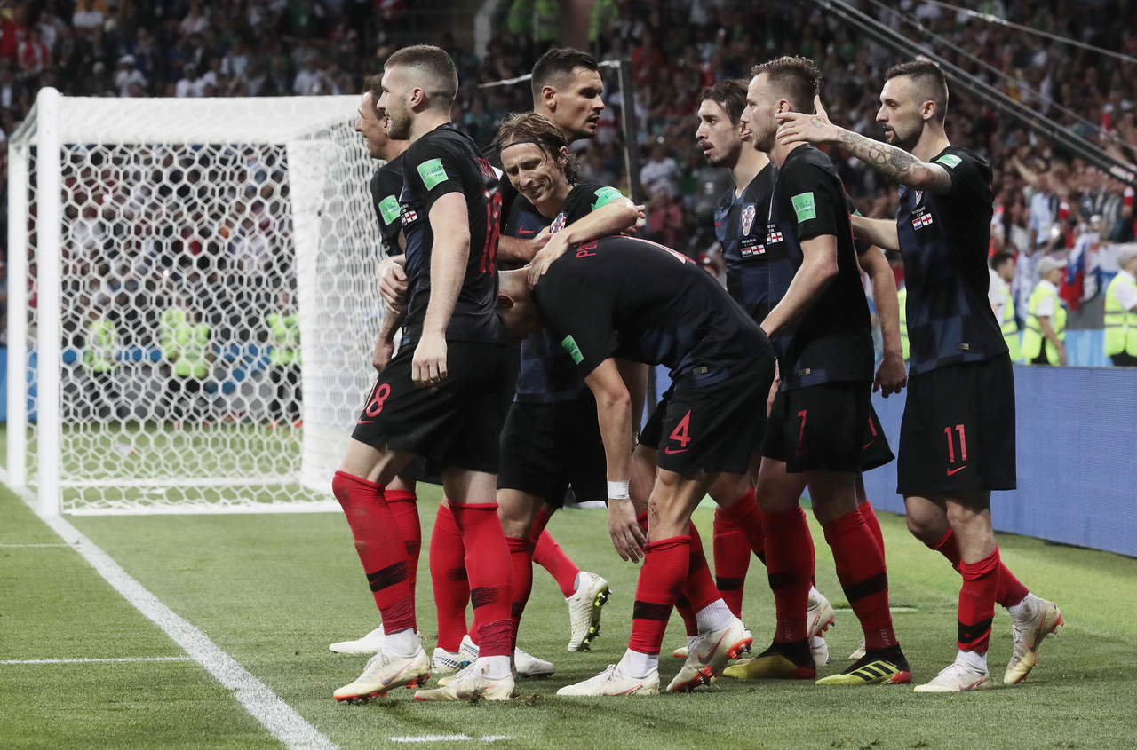 Los croatas festejan el primer gol de su equipo ante Inglaterra.