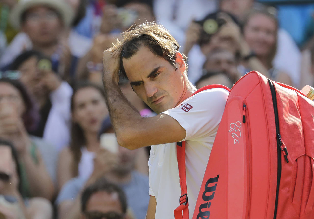 El suizo Roger Federer desaprovechó una ventaja de dos sets y cayó 2-6, 6-7, 7-5, 6-4, 13-11 ante Kevin Anderson, en los cuartos de final de Wimbledon. (AP)