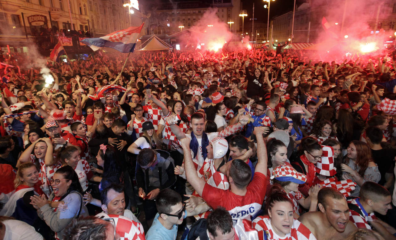 Fanáticos de Croacia festejan el triunfo en la plaza Ban Jelacic, en Zagreb. (EFE)