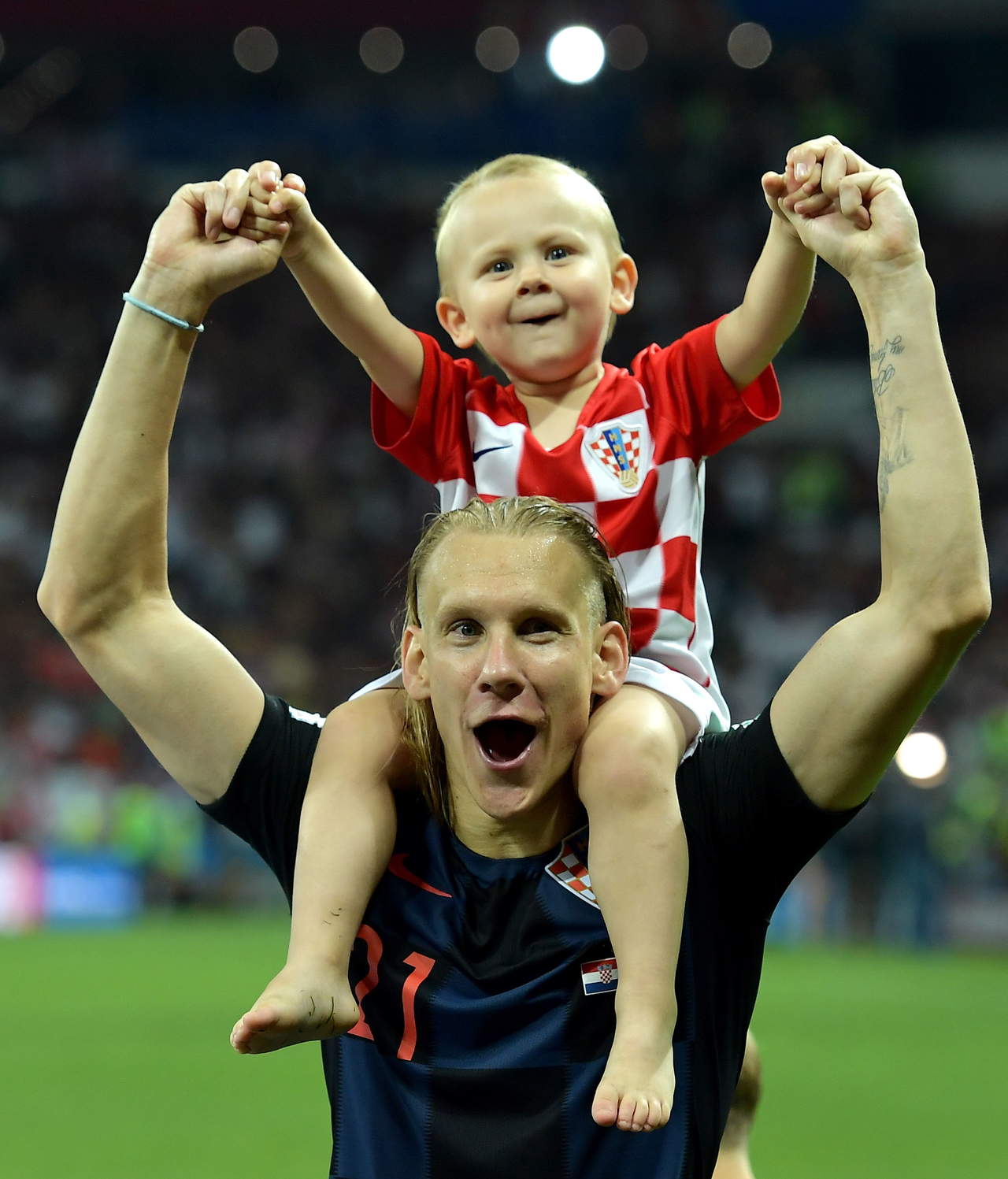 Domagoj Vida celebra con su hijo tras la victoria. (EFE)