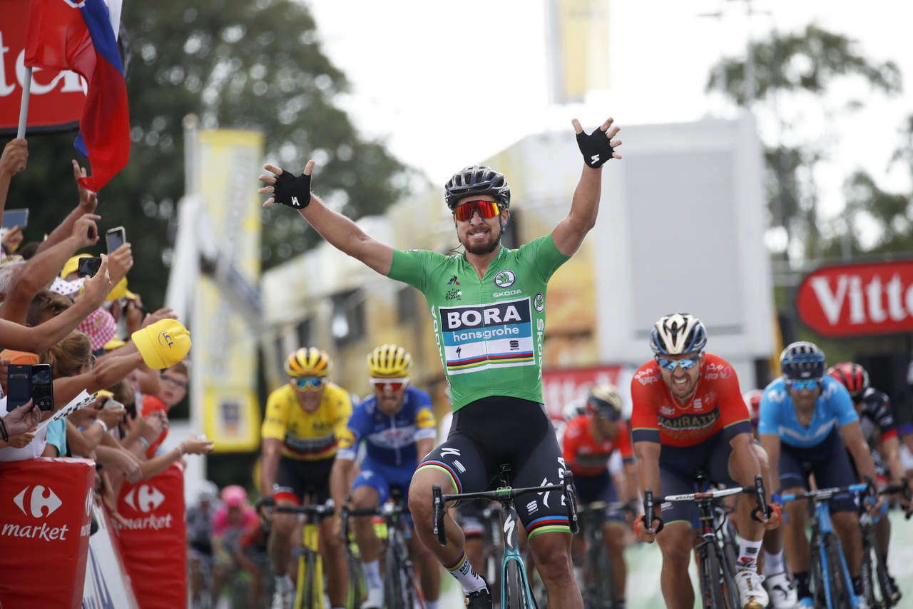 Peter Sagan celebra tras cruzar la meta en primer lugar, es la segunda etapa que gana el eslovaco en esta edición del Tour de Francia. (AP)