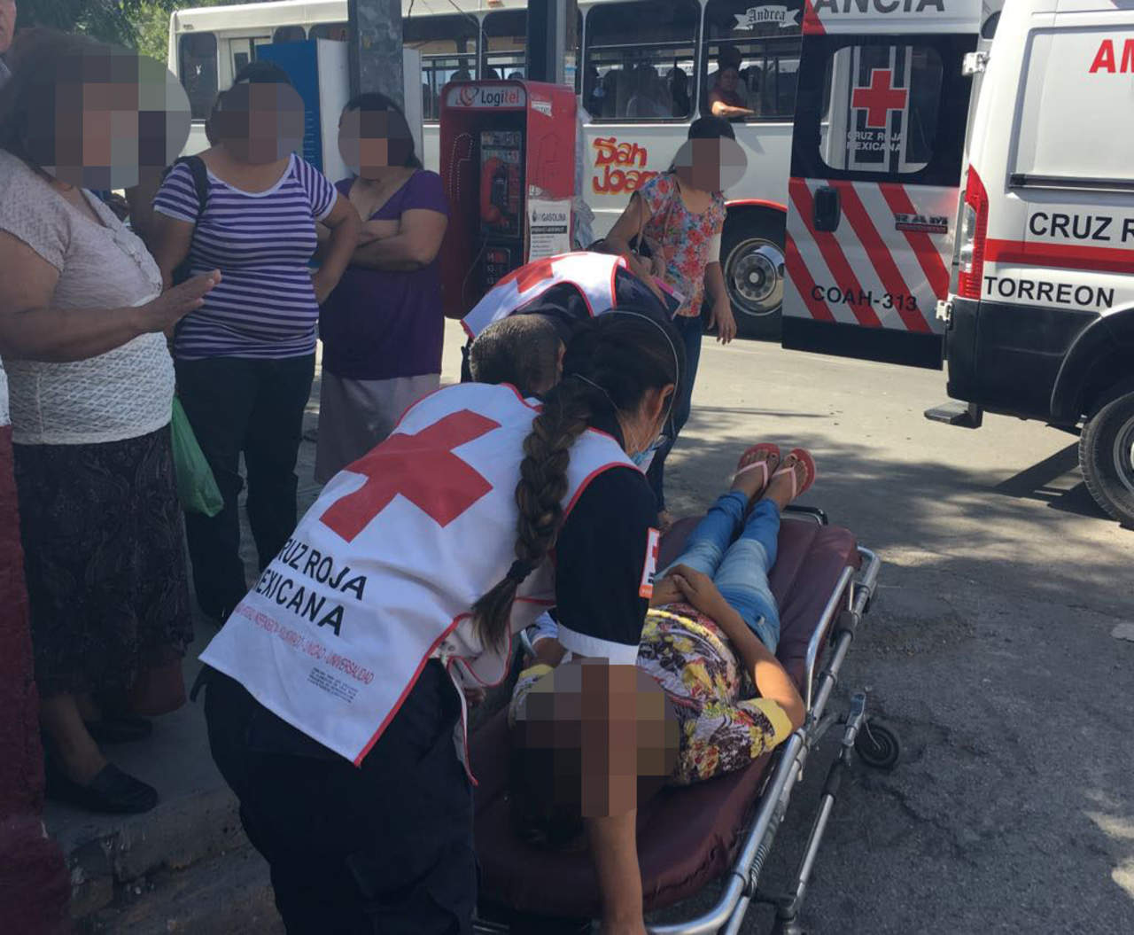 Joven embarazada cae de autobús en Torreón