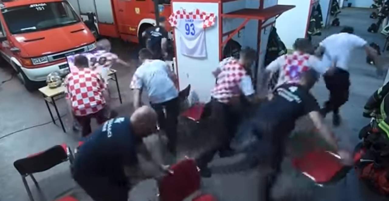 VIDEO: Bomberos croatas dejan de ver el mundial tras escuchar la alarma