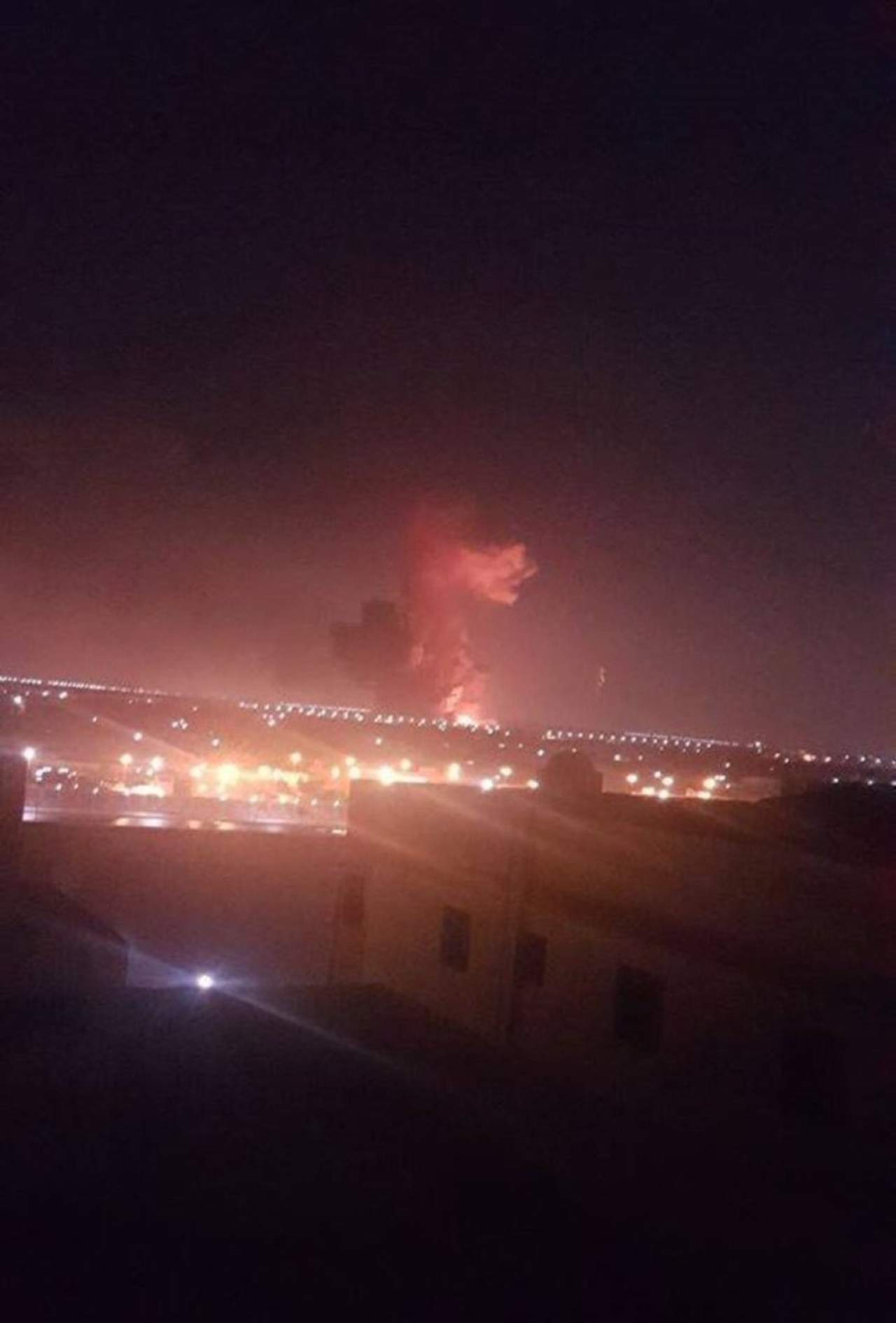 La explosión se escuchó por los residentes que viven en el barrio aledaño al aeródromo, situado en el norte de El Cairo, según la fuente. (TWITTER)
