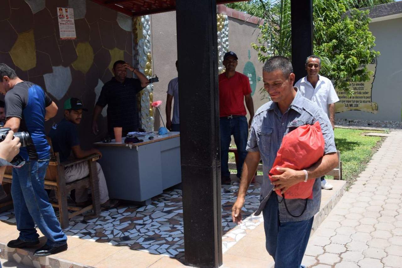 Los familiares de Juan Carlos Sánchez Rodríguez lo vieron por última vez en Mazatlán, ciudad testigo de sus adicciones en el año de 2009. Lo buscaron intensamente, sobre todo en los lugares donde solía vagar, por el puerto. (DEBATE)