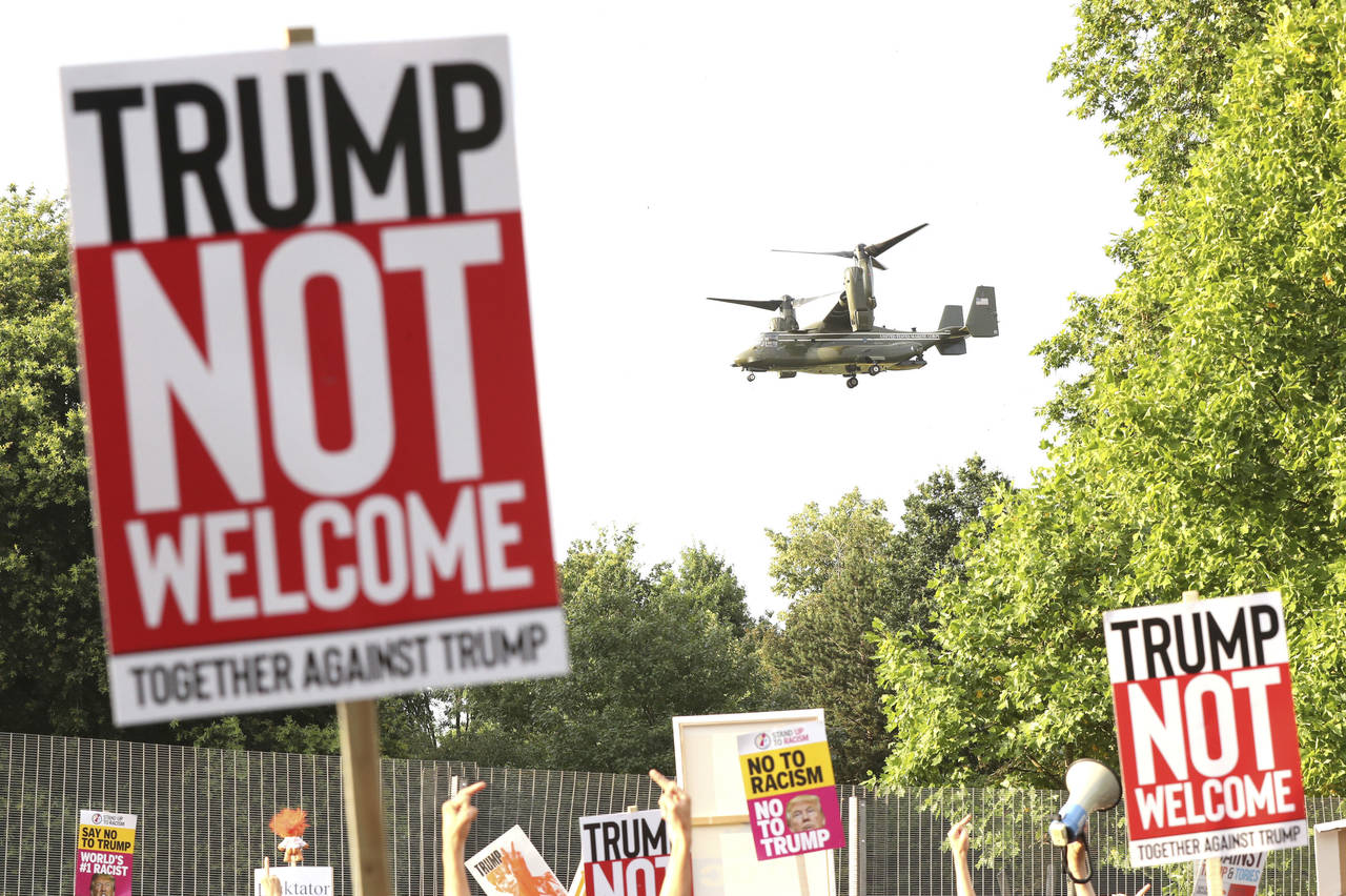 Rechazo. Al salir de la Embajada de EU en Londres, manifestantes mostraron su rechazo a Trump. (AP)