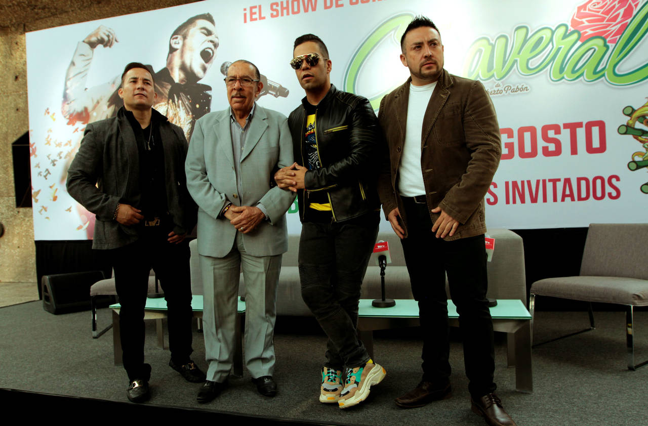 Reconocimiento. El grupo Cañaveral recibió Disco de Oro por las altas ventas de su producción más reciente Fiesta total.  (NOTIMEX)