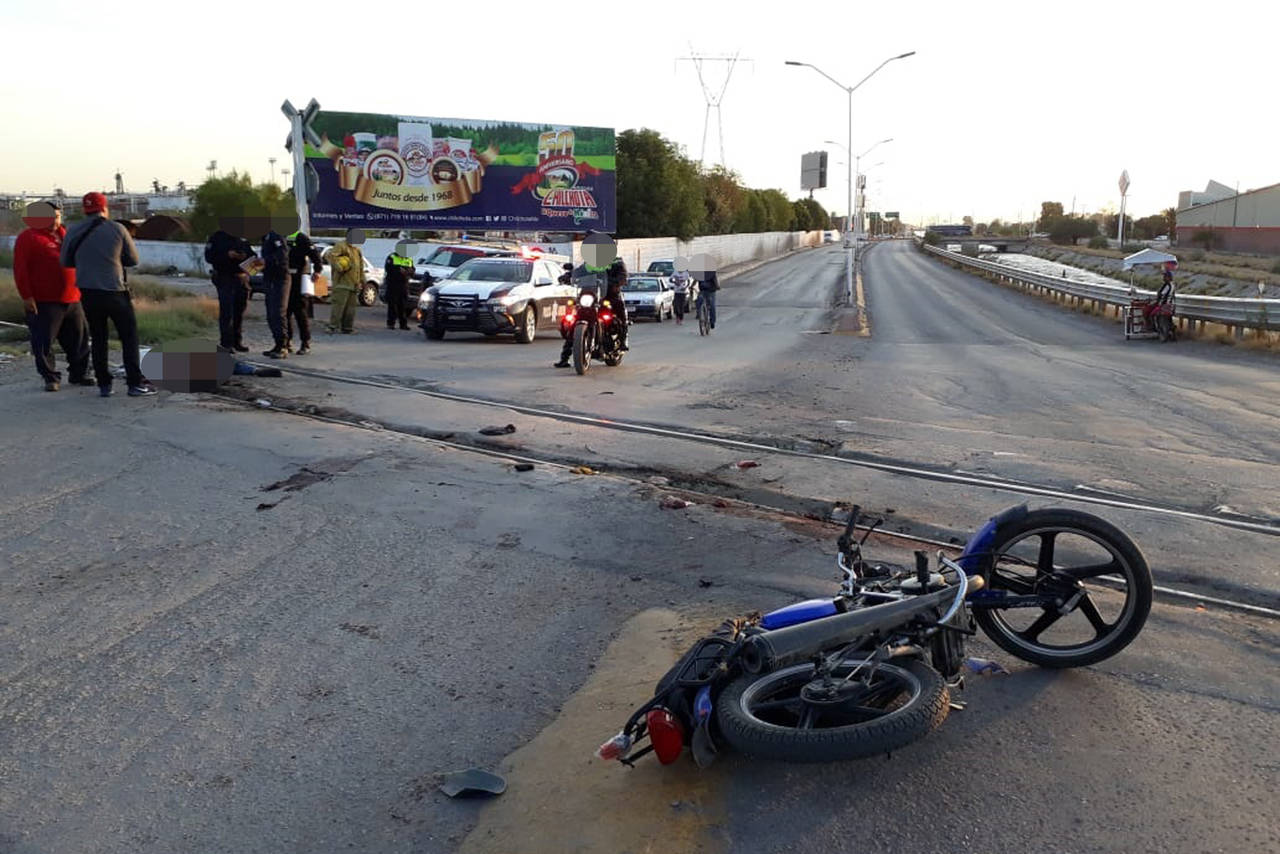 Tragedia. Motociclista termina partido por la mitad al ser arrollado por el tren, en Gómez Palacio. (EL SIGLO DE TORREÓN)