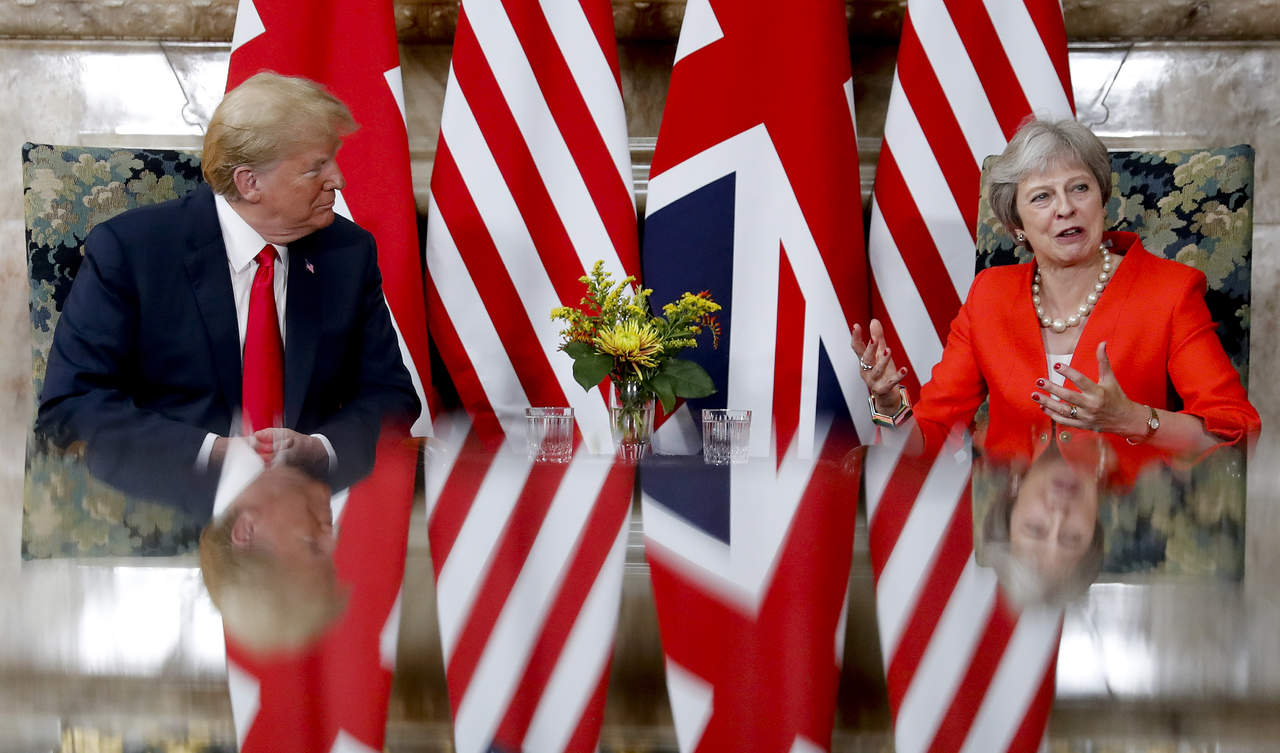 El mandatario norteamericano, Donald Trump, le advirtió a la primera ministra británica, Theresa May, que 'probablemente' no obtendrá un acuerdo comercial con su país si su plan de un 'brexit' suave sigue adelante. (AP)