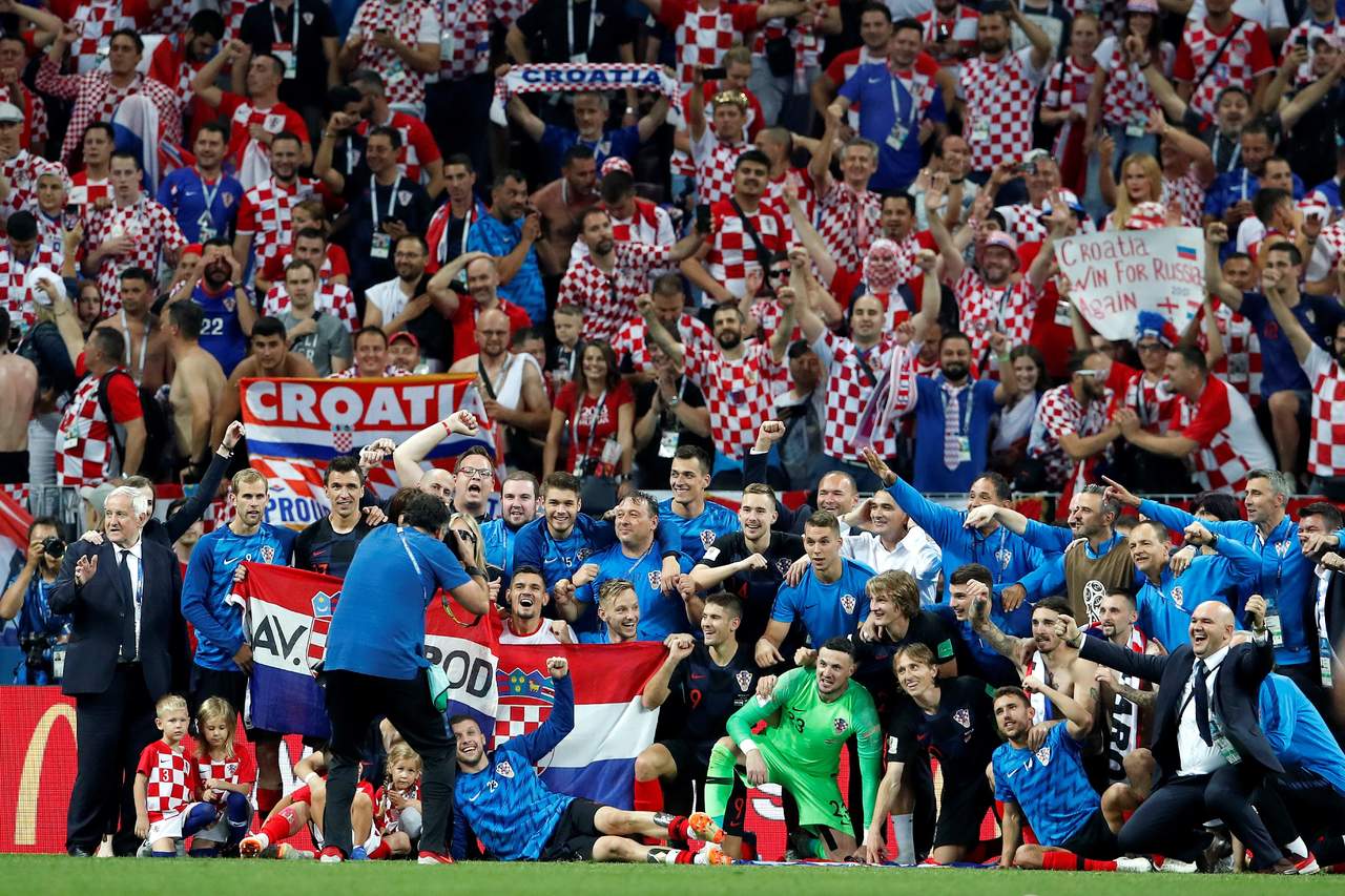 Jugadores croatas celebran la victoria tras el partido Croacia-Inglaterra, de semifinales del Mundial de Rusia 2018, en el Estadio Luzhnikí de Moscú. (EFE)