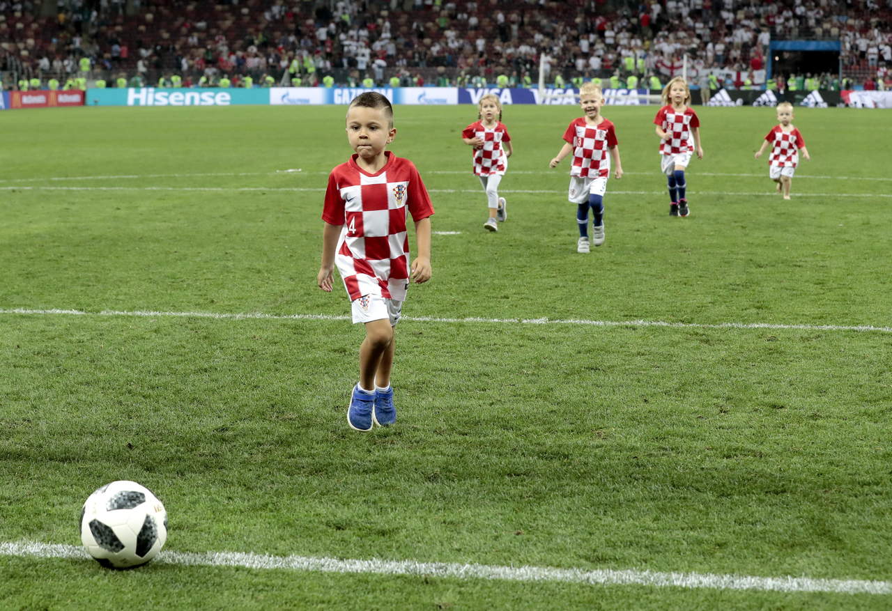 Los hijos de algunos jugadores croatas ingresan al campo cada que termina un encuentro.