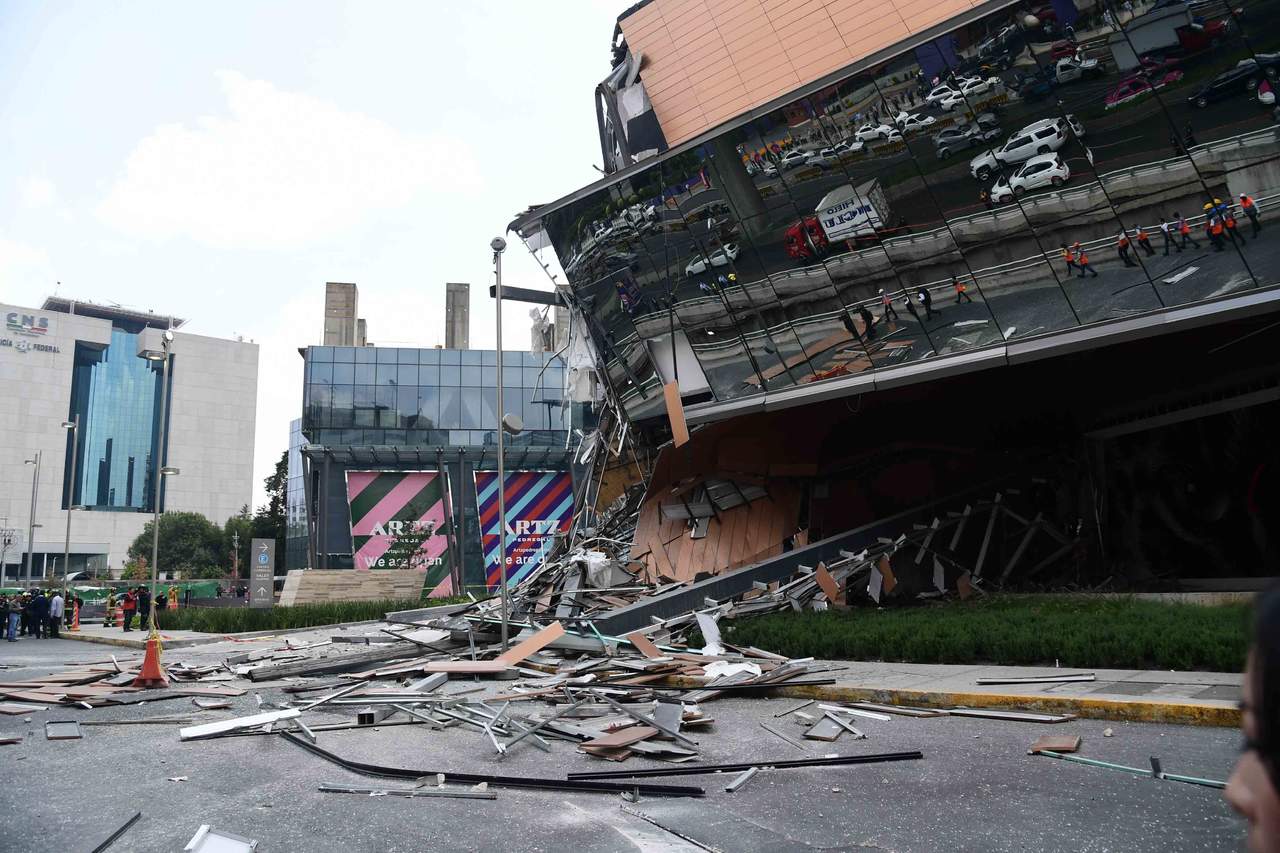  Un jardín de techo instalado en el centro comercial Artz Pedregal recientemente inaugurado en Ciudad de México pudo haber sido la causa del derrumbe parcial de la estructura, informaron las autoridades. (EL UNIVERSAL)