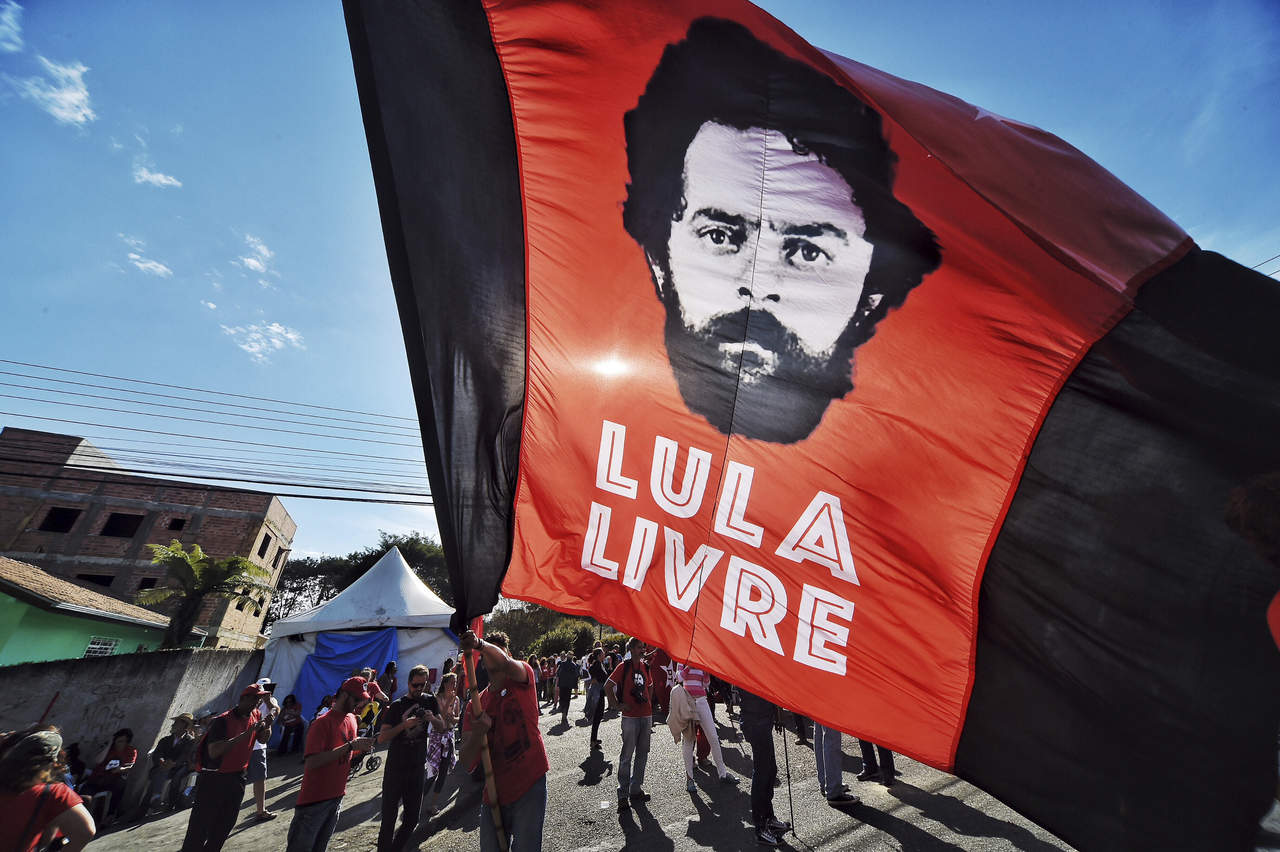 La formación decidió reforzar su presencia en las calles después del 'circo jurídico' vivido el domingo pasado entre jueces por la posible liberación de Lula, quien cumple una pena de doce años y 1 mes de prisión por corrupción pasiva y lavado de dinero. (ARCHIVO)