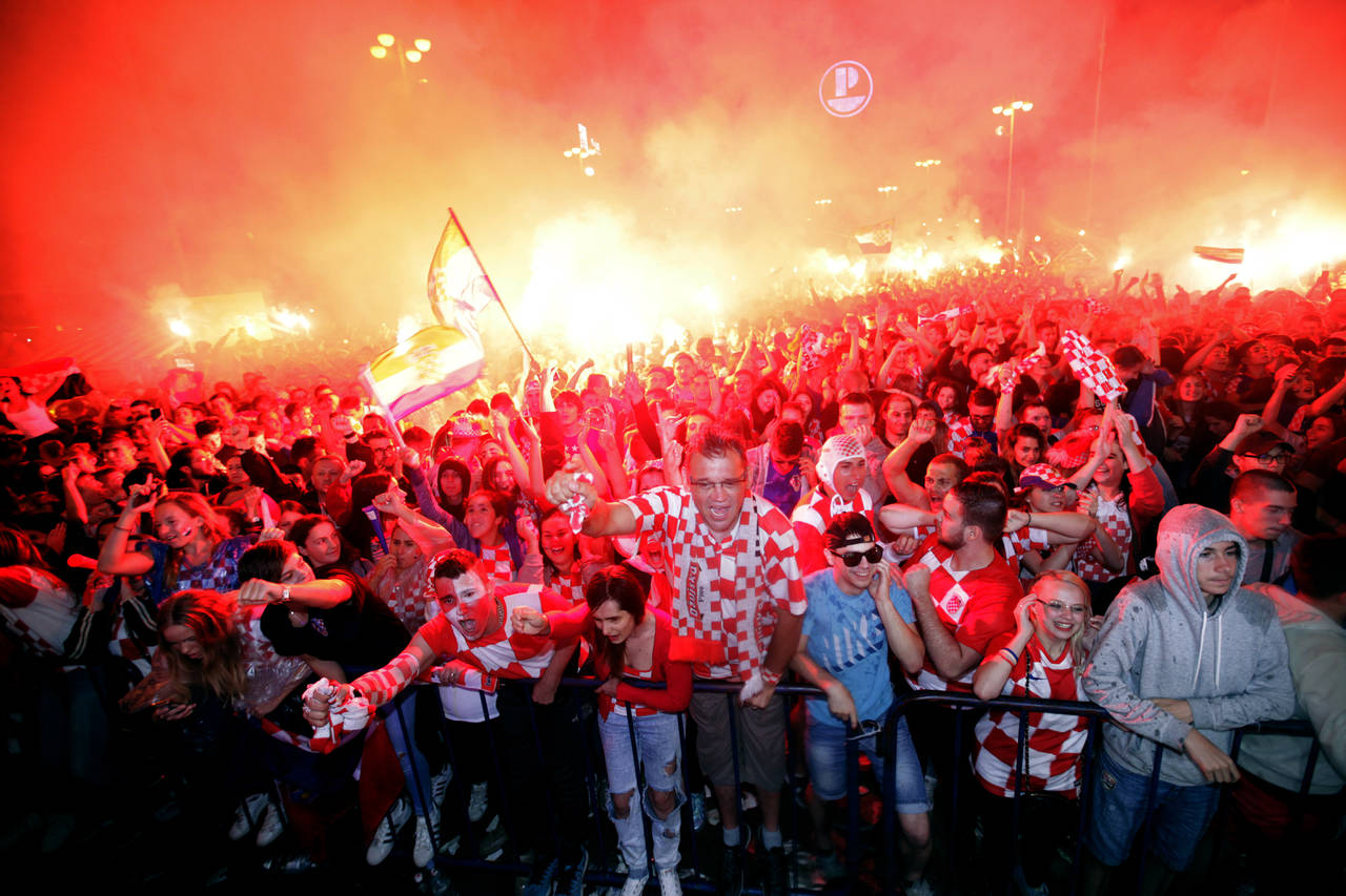 Una multitud de aficionados de Croacia observa mediante una pantalla gigante la semifinal de la Copa del Mundo entre ese equipo e Inglaterra, en Zagreb (AP)
