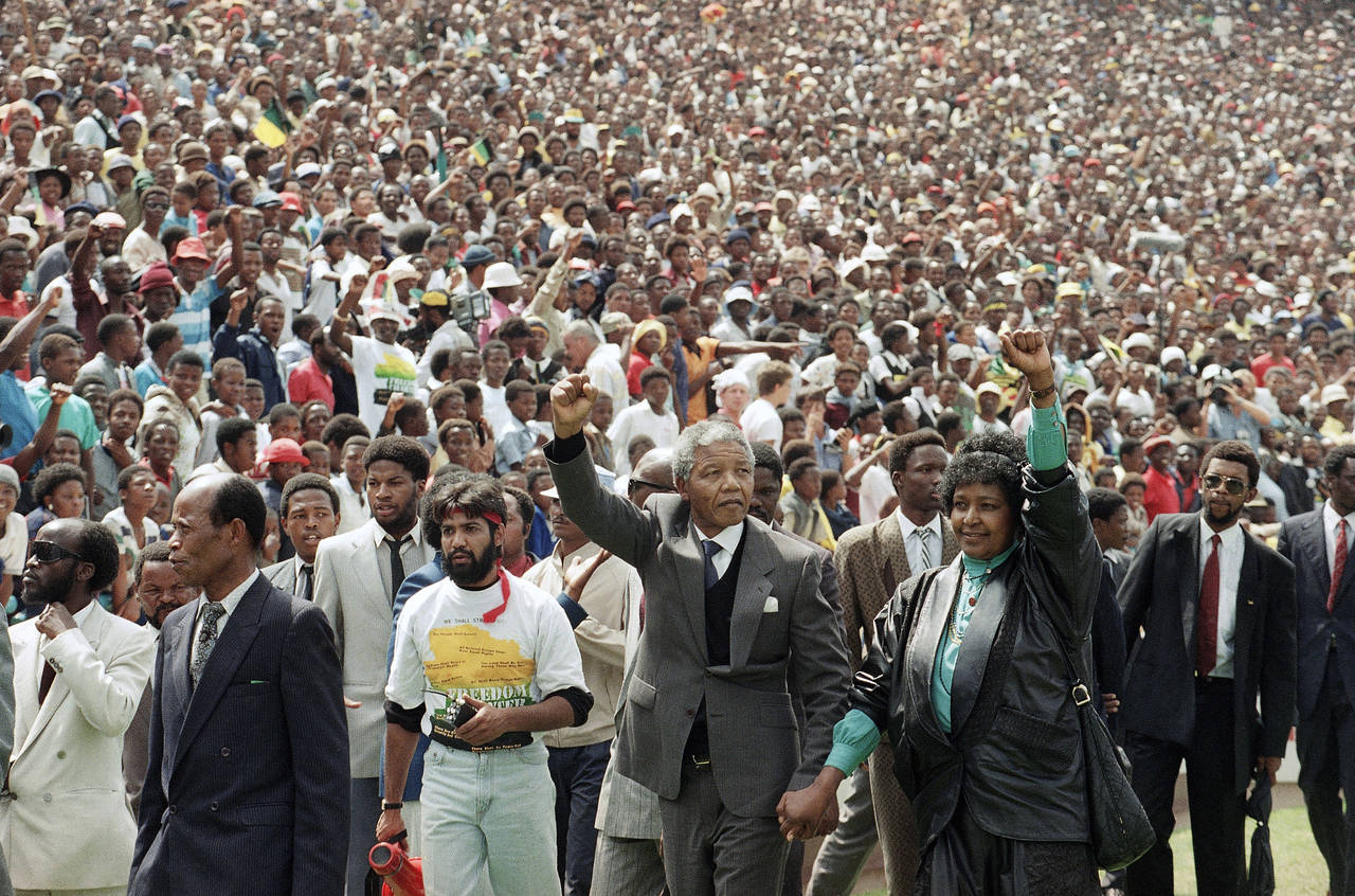 Figura. Luego de permanecer 27 años en la cárcel, Nelson Mandela continuó su lucha para unir a toda Sudáfrica.