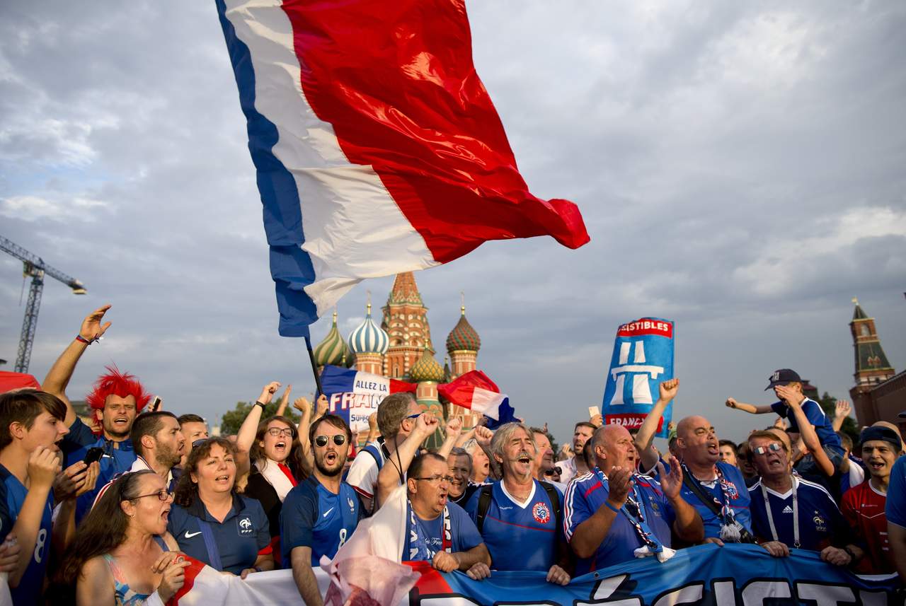 Los aficionados de Francia atestaron ayer la Fan Fest en Moscú; confían en que su equipo levantará la Copa del Mundo.