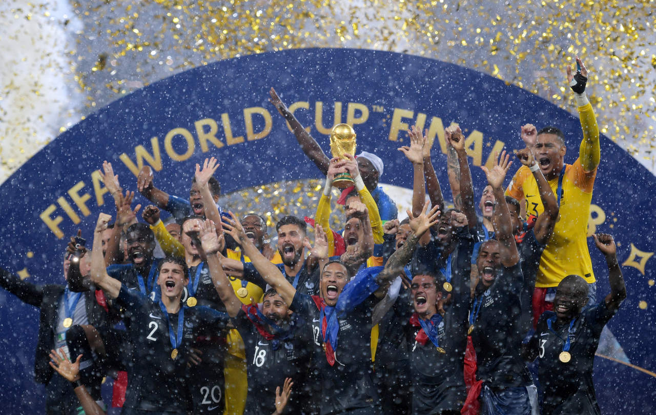 La Selección de Francia levanta la Copa del Mundo tras ganar 4-2 a Croacia.