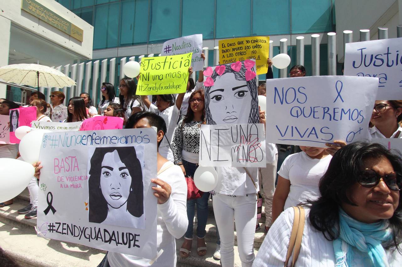 Esclarecimiento.  Estudiantes de enfermería se manifestaron ayer domingo frente a la Fiscalía General del Estado de Puebla. (EL UNIVERSAL)