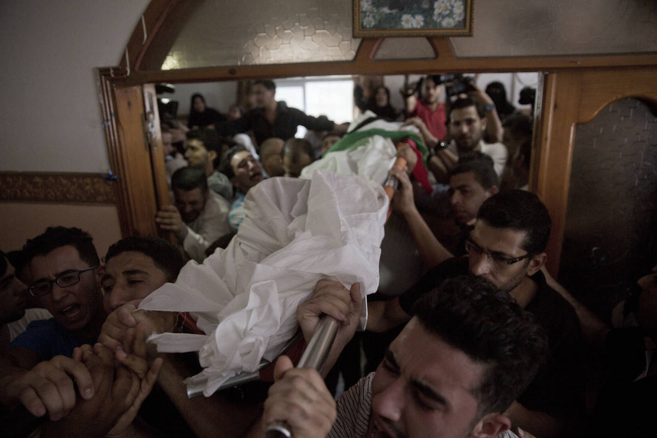 Enojo. Familiares de Ameer al-Nimra, quien falleció en un bombardeo, claman justicia. (AP)