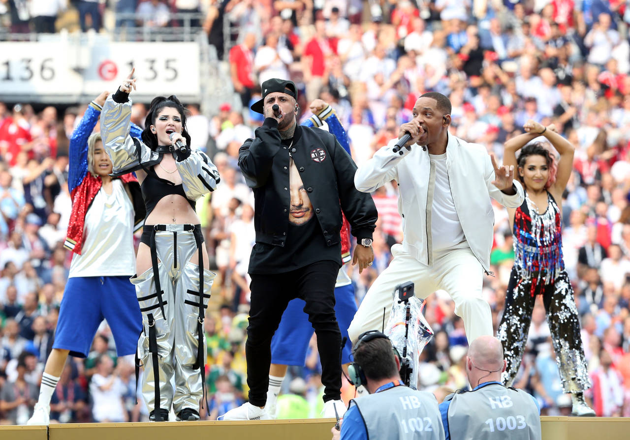 Presentación. Will Smith (d), su compatriota Nicky Jam (c) y la cantante Era Estrefi actúan durante la clausura del Mundial. (EFE)