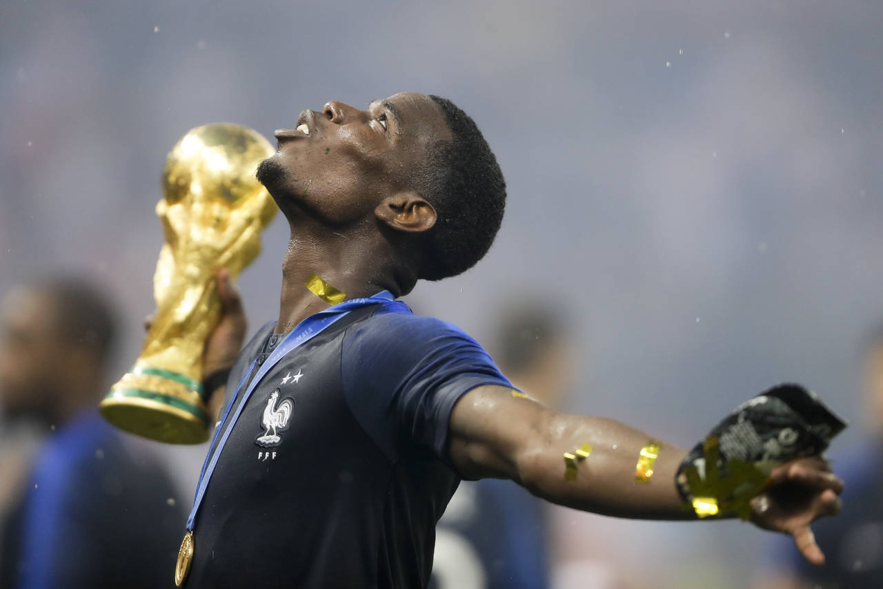 El francés Paul Pogba festeja con el trofeo tras la victoria de Francia ante Croacia en la final del Mundial en el estadio Luzhniki de Moscú. (AP) 
