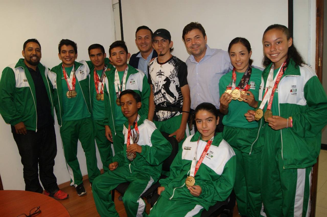 Orgullosos portando sus medallas, los deportistas fueron recibidos por Moisés Arce, titular del Instituto Municipal del Deporte. (Especial)