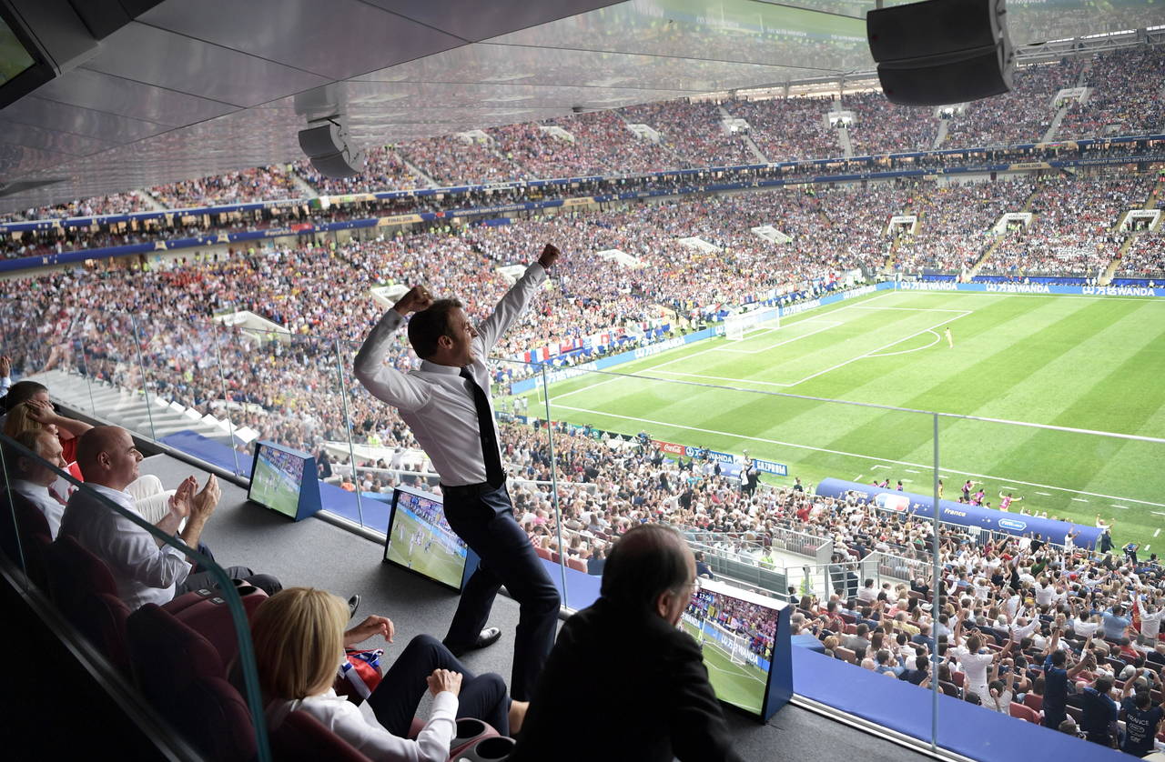 El presidente de Francia, Emmanuel Macron, celebra un gol de los galos en la final del Mundial. (EFE)