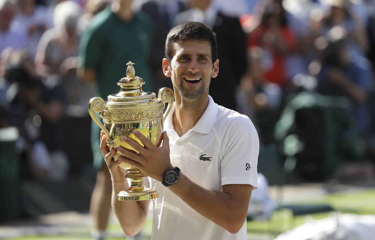 Novak Djokovic se impuso con facilidad 6-2, 6-2, 7-6 a Kevin Anderson en la final de Wimbledon. (AP)