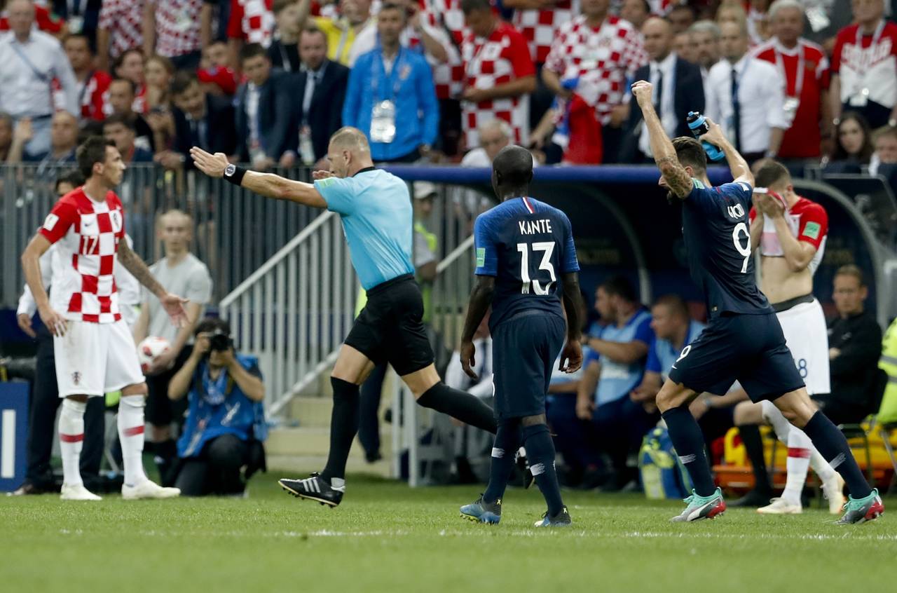 El árbitro argentino Néstor Pitana señala un penalti en favor de Francia tras consultar el sistema de video durante la final de la Copa del Mundo. (AP)