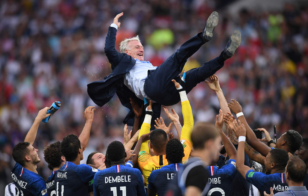 Los franceses celebran con su entrenador. (EFE)
