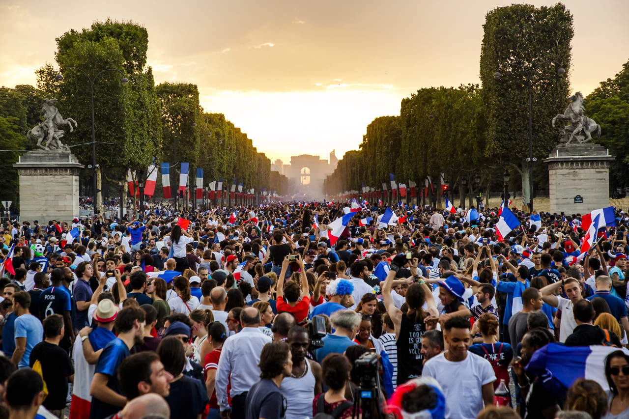 Reviven mito del '98 en París