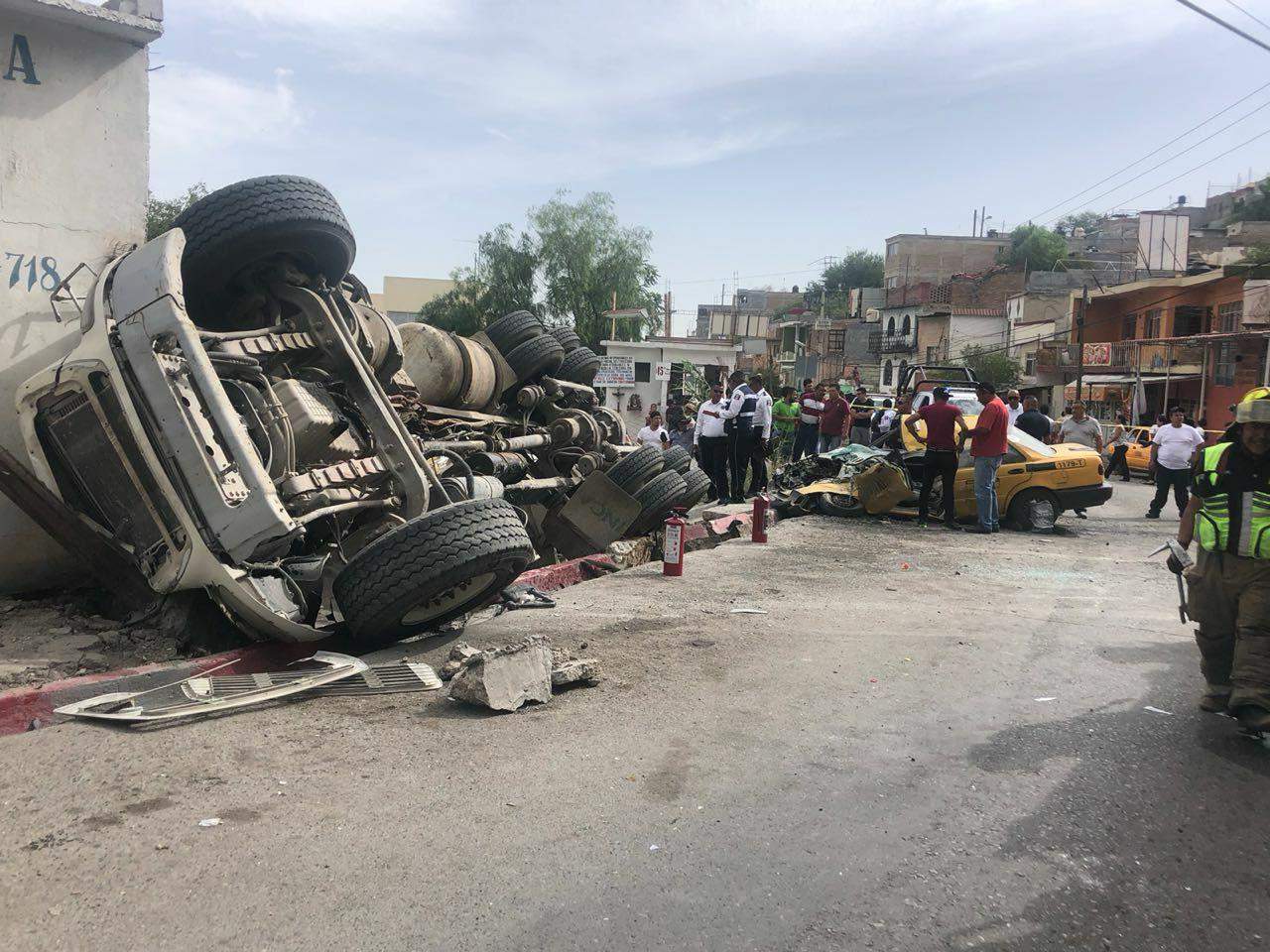 Una revolvedora cargada con cemento, se impactó durante la mañana de hoy contra un taxi y otro vehículo particular en una colonia de Saltillo.