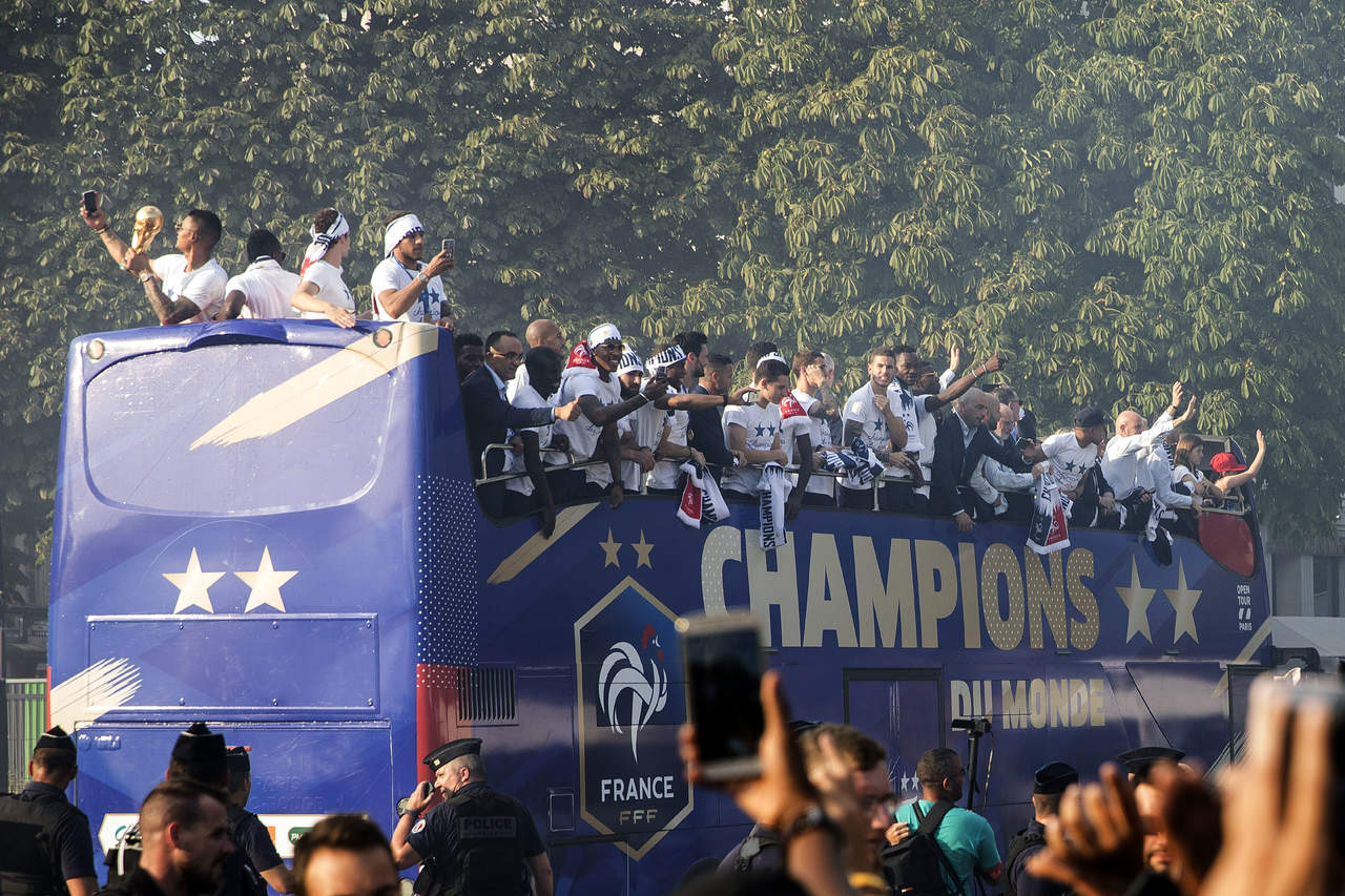 Con un gran desfile, la Copa del Mundo arribó a París.