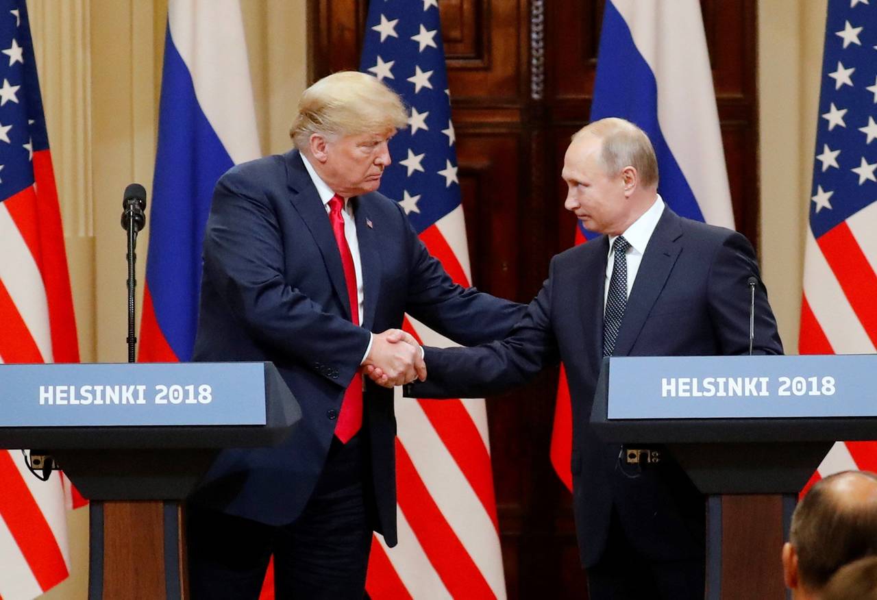 Sometido. Muchos consideran que el ganador de esta cumbre fue Putin ante un Trump muy dócil. (AP)