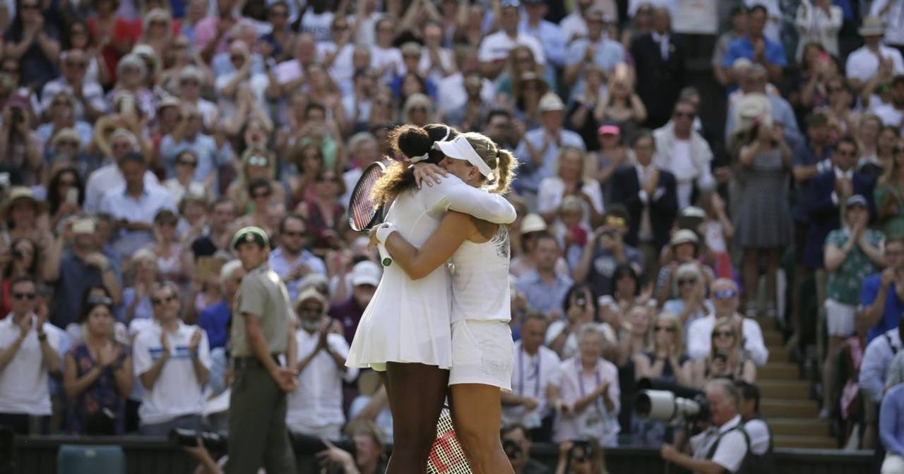 Serena Williams (i) y Angelique Kerber se abrazan tras la final de Wimbledon que ganó la alemana.  (AP)
