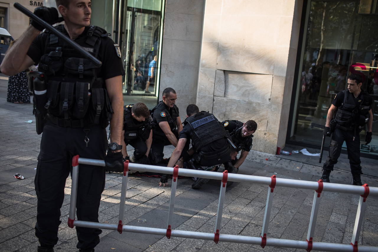Los elementos de la Policía francesa tuvieron que actuar para controlar el orden en las celebraciones. (AP)