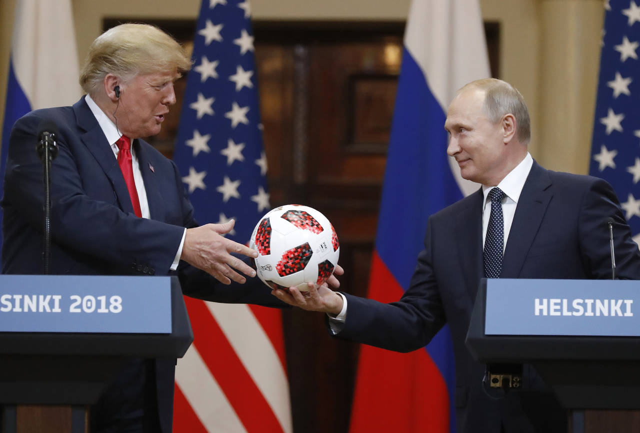 Pase de balón. “En lo que se refiere a que la pelota de Siria está en nuestro tejado... señor presidente, usted acaba de decir que hemos organizado exitosamente el Mundial de Fútbol. Así que quiero entregarle esta pelota. Ahora, la pelota está de su lado”. Con este mensaje el presidente ruso Vladímir Putin le regaló el balón oficial de la Copa Mundial Rusia 2018 a su homólogo estadounidense Donald Trump en la cumbre que sostuvieron ayer en Helsinki, Finlandia. (AP)