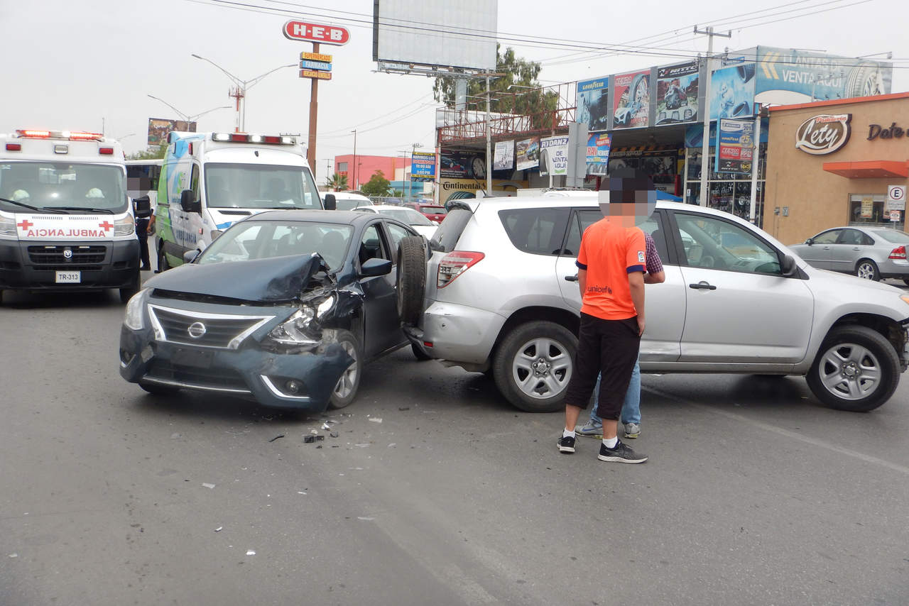 ‘Congestionamiento’. Los vehículos siniestrados permanecieron en medio de la vialidad por espacio de 40 minutos. (EL SIGLO DE TORREÓN)