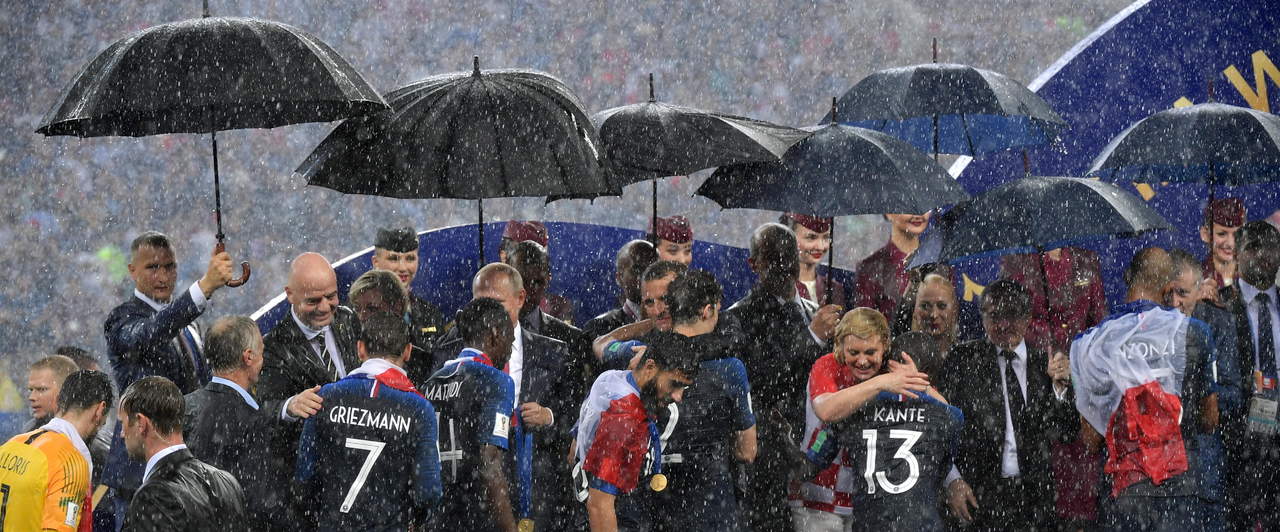 La lluvia no frenó la premiación y las sombrillas aparecieron para los mandatarios de Rusia, Francia y Croacia.