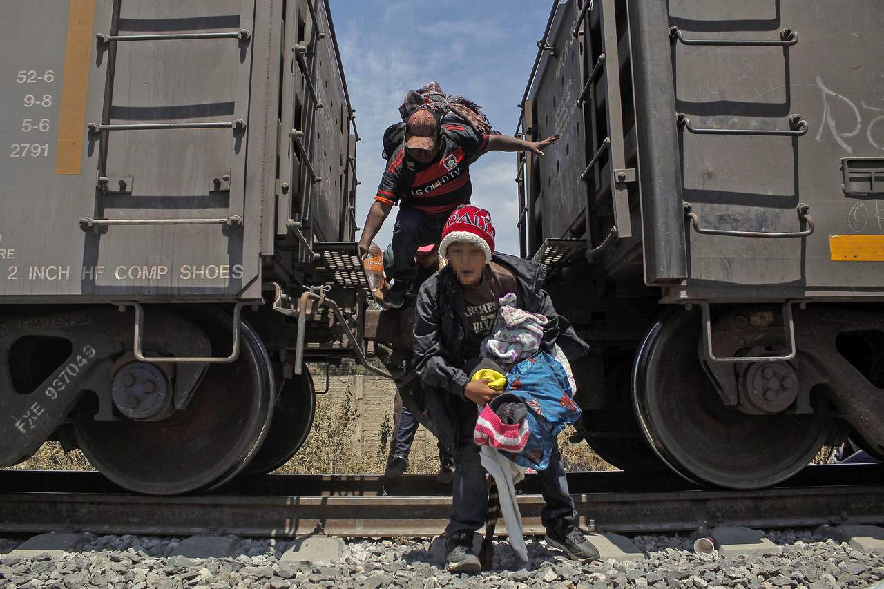 Agentes de la Procuraduría General de la República (PGR), en coordinación con personal del Instituto Nacional de Migración (INM), interceptaron, detuvieron y resguardaron en Chiapas a 23 centroamericanos indocumentados que viajaban en el tren. (ARCHIVO)