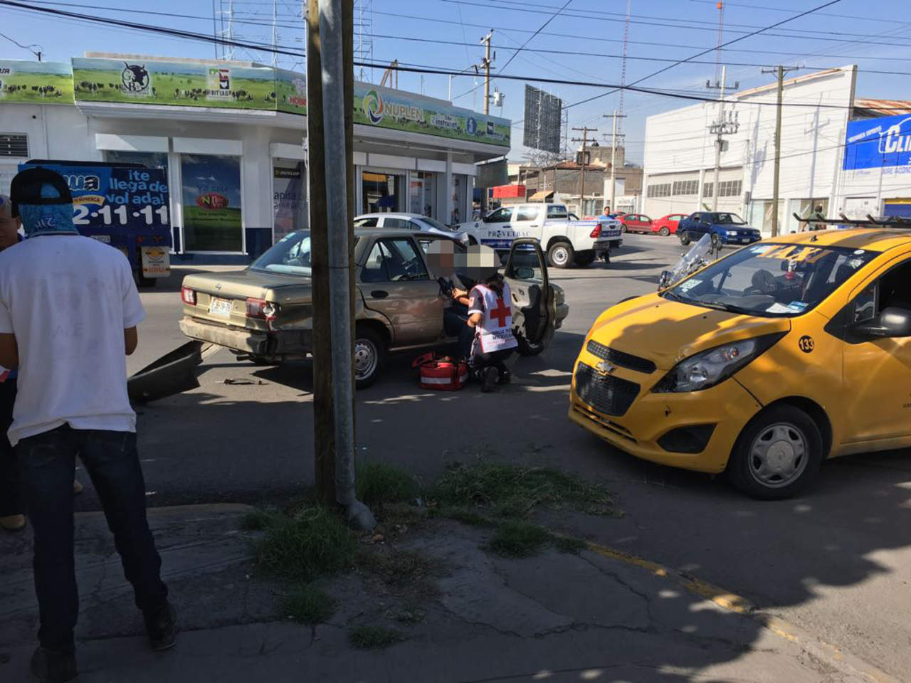 Paramédicos de la Cruz Roja arribaron al lugar para atender al conductor del Tsuru, el cual presentaba golpes menores, por lo que no requirió hospitalización. (EL SIGLO DE TORREÓN)