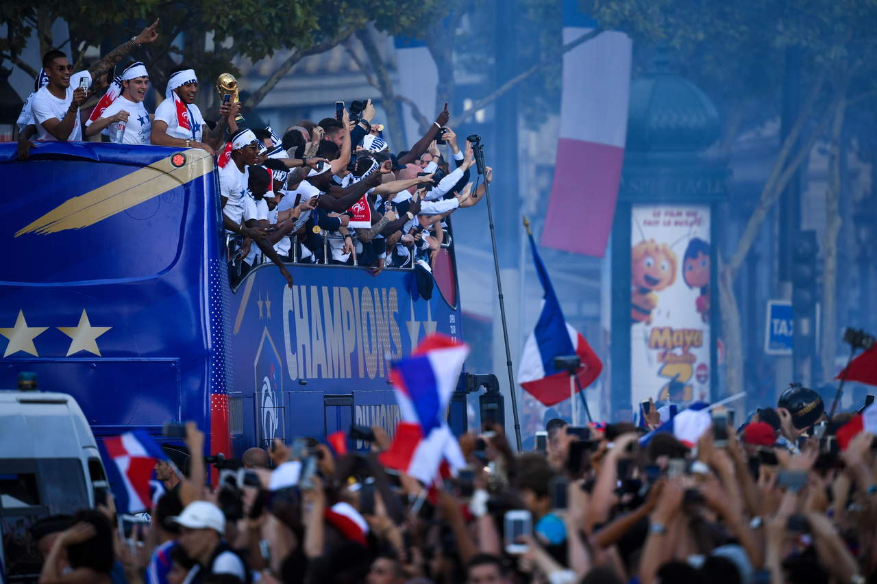 Medios locales recordaron que cuando la selección francesa ganó el Mundial de 1998 pasó cuatro horas celebrando con los aficionados.